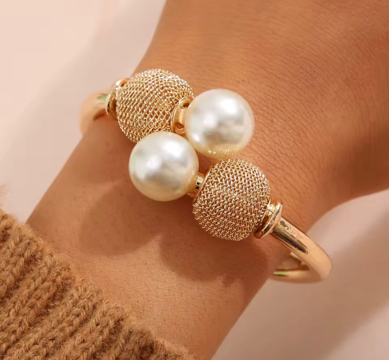 Gold pearl bracelet